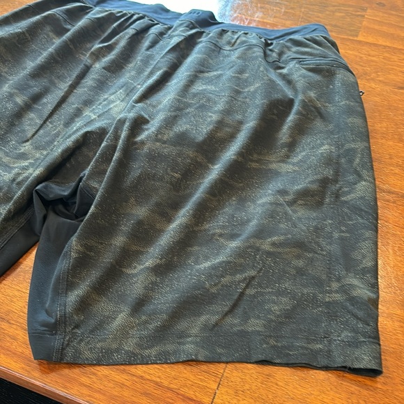 Lululemon Mens large 9” inseam lined shorts olive and black - Picture 10 of 13